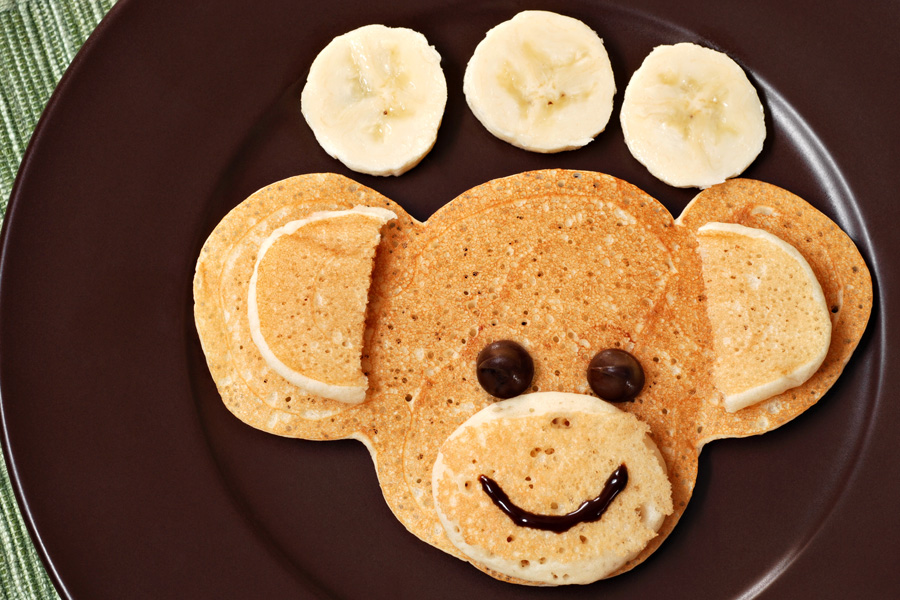 monkey-face-shaped-pancake-with-bananas